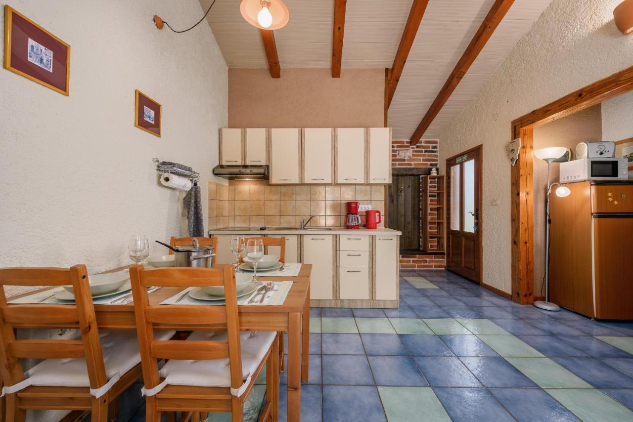 Apartment With Pool Višnjan 外观 照片
